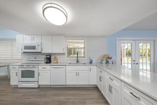 Gorgeous Ranch Style Pool Home on One Acre Lot - Fort Myers - 7