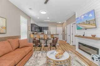 Completely Renovated Queen Suite with LED Fireplace! The Fairways 5E - 6