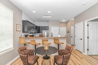 Completely Renovated Queen Suite with LED Fireplace! The Fairways 5E - 4