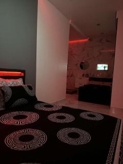 Suite Zen Amaryllis Jacuzzi TV Integrée Clim Wifi Béziers Centre Arrivée Autonome 24h24 - 6