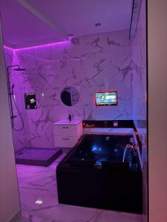 Suite Zen Amaryllis Jacuzzi TV Integrée Clim Wifi Béziers Centre Arrivée Autonome 24h24 - 5