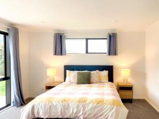 Modern Chic - Ideal Location - 5 Bedrooms - In Rotorua - 3