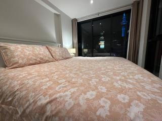 City Apartment with SKY Tower view - 1