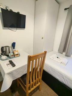 Cardigan and Celtic Bay Guest House - 3
