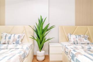 Gorgeous 2BR with Pool w Dubai Wheel View - Dubai - 2