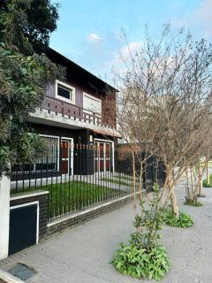 Casa Zona Residencial , pileta, garage doble y quincho con parrilla - Azul - 0