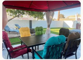 Pet-friendly, Vibrant Oasis - Colorful Retreat near Summerlin - 9