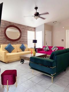 Pet-friendly, Vibrant Oasis - Colorful Retreat near Summerlin - Las Vegas - 8