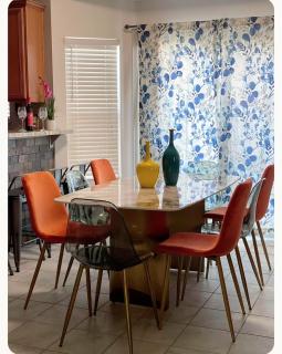 Pet-friendly, Vibrant Oasis - Colorful Retreat near Summerlin - Las Vegas - 7