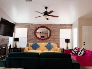 Pet-friendly, Vibrant Oasis - Colorful Retreat near Summerlin - 6