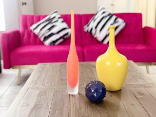 Pet-friendly, Vibrant Oasis - Colorful Retreat near Summerlin - 5