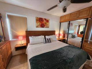 Beach Eateries Shops 10 min walk Golf view - 4