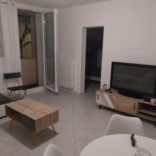 Loue appartement spacieux et familiale à marignane, La Galagoviere, 8 rue de Wolfsburg - Saint-Victoret - 3