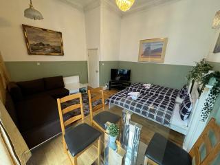 Central and affordable flat for 6 people in Zone 1 - 7 min Walking to OXFORD STREET - with Breakfast included - 1