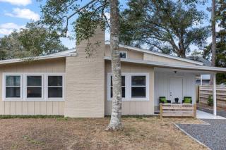 Charming 1960s Cottage, 5 Min Walk to Beach and Shops - Oak Island - 0