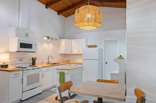 Charming 1960s Cottage, 5 Min Walk to Beach and Shops - Oak Island - 6