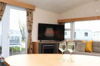 The Elms, 6 Sleeper Trecco Bay Luxury Caravan Park - Newton - 9