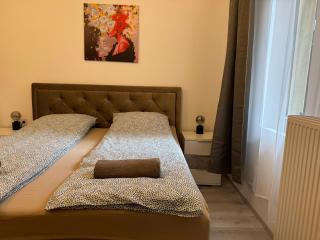 Suzannah Apartment by the Danube - Budapest - 9