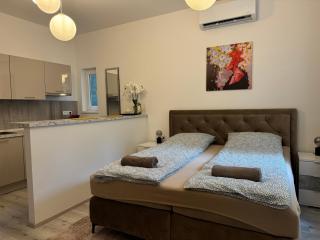 Suzannah Apartment by the Danube - Budapest - 3