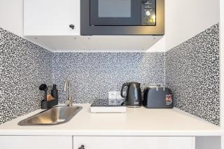 Extra Central - Mini Modern Studio - 3