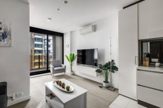 Metro Muse - Minimalist Chic for Couples in CBD - Melbourne - 3