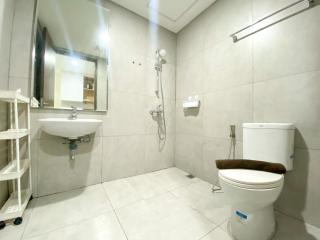 Cozy and Minimalist Studio at Pollux Chadstone Apartment By Travelio - Bekasi - 1