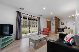 Tree-Lined Donvale Nature Family Getaway - 8