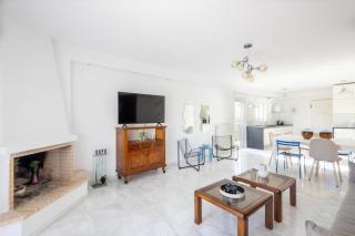 Elegant Coastal Haven Fully Renovated 3-Bedroom Apartment - 5