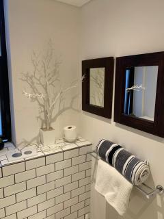 Minimalist Beauty Walk to restaurants and shops - 1