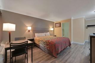 Econo Lodge Woodland near I-5 - 5
