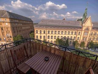 Pinnacle Apartment with balcony - 6