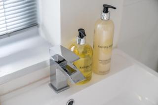 Modern 2-Bedroom Flat in Vibrant East London - London - 2