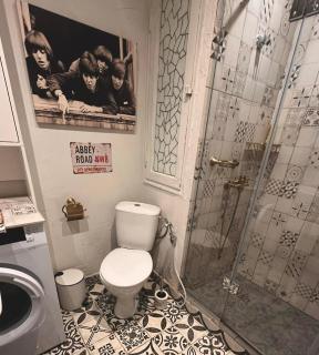 Private art STUDIO - ground floоr with terrace and green patio just infront ot the pool - just infront of Kavatsi beach - 6