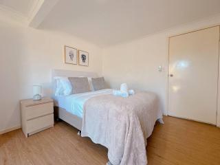 Comfy unit near Garden City Westfield Street Parking - Brisbane - 1