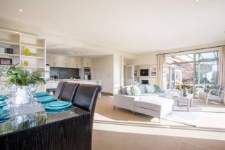 Sunny home with stunning views - Albert Town - 0