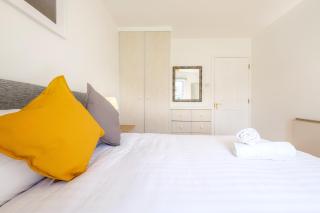 STYLISH & MODERN 6-Bed City Townhouse w/Parking - Galway - 3