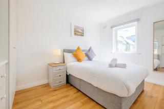 STYLISH & MODERN 6-Bed City Townhouse w/Parking - 1