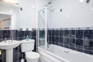 STYLISH & MODERN 6-Bed City Townhouse w/Parking - 4