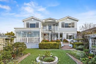 Luxury Waterfront Holiday Home - 9