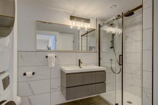 room with private bathroom - 9