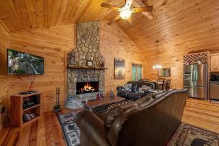 The cozy Lazy Laurel with year-round mountain views, hot tub, fire pit - Cherry Log - 5