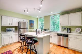 7 Mi to Dtwn Asheville Carriage House with Deck - 7