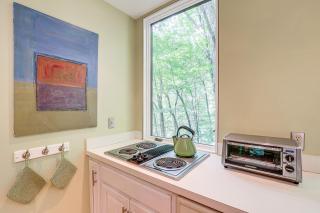 7 Mi to Dtwn Asheville Carriage House with Deck - 2