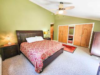 Birch Beauty Cozy 3BR Mountain Retreat with Hot Tub & Pet-Friendly! - Killington - 5
