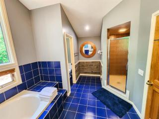 Birch Beauty Cozy 3BR Mountain Retreat with Hot Tub & Pet-Friendly! - Killington - 3