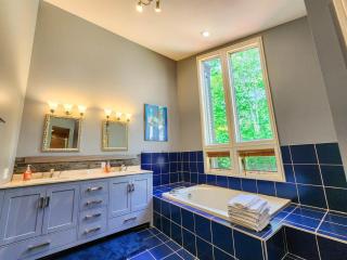 Birch Beauty Cozy 3BR Mountain Retreat with Hot Tub & Pet-Friendly! - Killington - 2