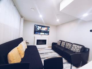 Cozy 2 Bedroom Suite, Queen Beds, Near the Airport - 0