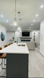 Close to Thunderbird! Your Premier Luxury Getaway! - 8