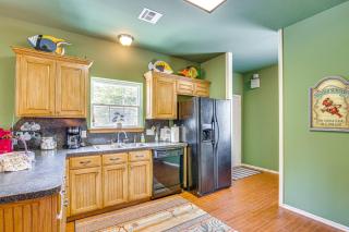 half Mi to Lake Texoma Home with Fire Pit and Grill! - Kingston - 1