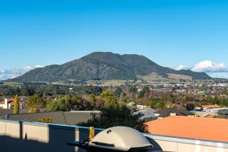 View from the Top - Spa Pool, Lake & Mountain Views, Close to Town! - Taupo - 9